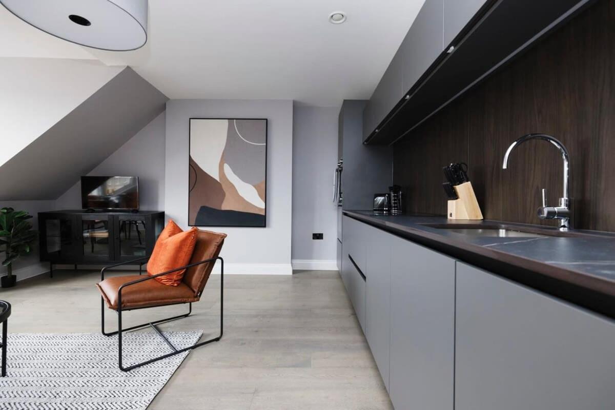 Dragon Suites - City Centre Castle View 1 Bed Apartment Edinburgh Bagian luar foto